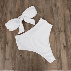 Vue détaillée du bikini côtelé blanc deux pièces avec grand nœud et culotte taille haute
