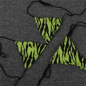 Détails à plat d'un bikini trois pièces imprimé tigre vert et noir avec liens
