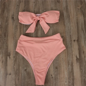 Détails à plat du bikini corail côtelé avec haut bandeau à nœud et culotte taille haute