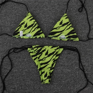 Détail d'un bikini imprimé tigre vert fluo montrant la doublure et l'étiquette de taille S