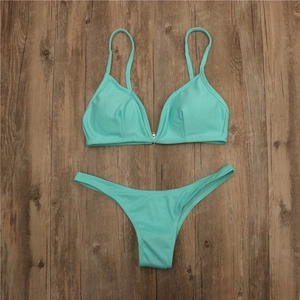 Détail d'un haut de bikini côtelé vert menthe avec armature en V et boucle en métal
