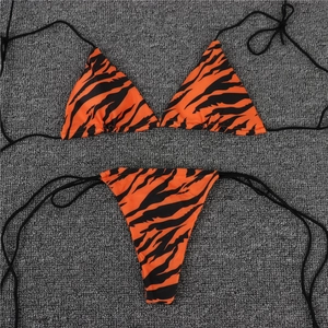 Détails du bikini à imprimé tigre avec haut triangle et bas à nouer assorti