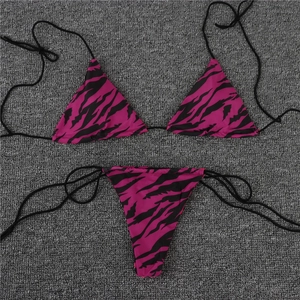 Vue à plat d'un bikini fuchsia deux pièces avec imprimé zèbre noir et attaches