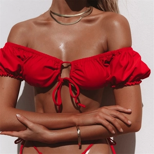 Nahaufnahme des roten schulterfreien Bikini-Tops mit Puffärmeln und Bindedetail vorne