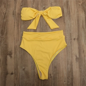 Bikini jaune à côtes avec nœud décoratif et détail du bas à taille haute sur bois