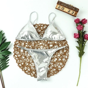 Set bikini due pezzi argento metallizzato con top a triangolo e slip a sgambatura alta