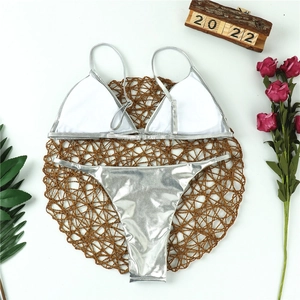 Bikini due pezzi argento metallizzato con top a triangolo e slip sgambati