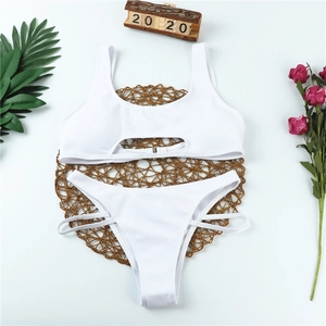 Detailansicht des weißen gerippten Bikini-Sets mit Metallschnalle und Ausschnitt