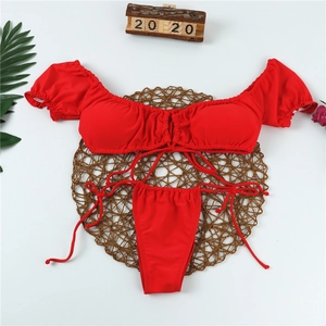 Flachbild von rotem Off-Shoulder-Bikini mit Puffärmeln und seitlich gebundener Bikinihose