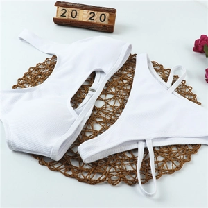 Detailansicht des weißen Ripp-Bikinis mit One-Shoulder-Top und schmalen Trägern
