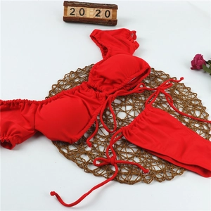 Detail eines leuchtend roten schulterfreien Bikinis mit Rüschen und seitlichen Bindebändern