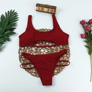 Detailansicht eines dunkelroten gerippten Bikinis mit Ausschnitten und Schnallendetails