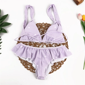 Lavendelfarbener Polka-Dot-Bikini mit hoch taillierter Rüschenhose und Triangel-Top