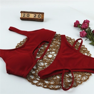 Detailansicht der dunkelroten Rippstruktur und der hohlen Trägerdetails eines Bikinis