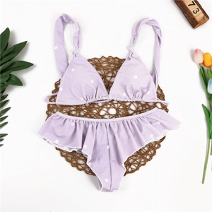 Hellvioletter gepunkteter Bikini mit Rüschenrock und süßem Sommer-Design für Damen
