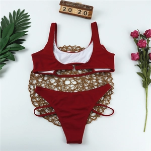 Flachbild von weinrotem Ripp-Bikini-Set mit seitlichen Cut-Outs auf Strohmatte