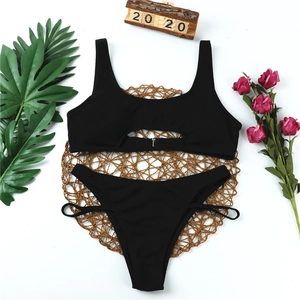 Flachbild eines schwarzen gerippten Bikinis mit Schnalle und Sommer-Accessoires