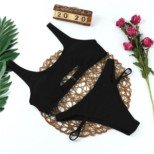 Flachbild des schwarzen gerippten Bikini-Sets mit Cut-Outs und Palmenblatt-Deko