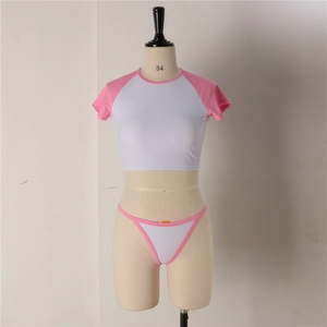 Détail de l'ensemble bikini deux pièces rose et blanc avec haut court sur mannequin