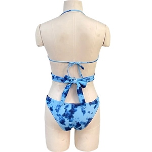 Detail van blauwe tie-dye bikini-achterkant met verstelbare strik en premium materiaal