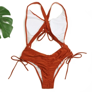 Vue à plat détaillée du monokini orange rouille avec licou croisé et détails froncés