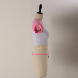 Vue détaillée du maillot de bain deux pièces rose et blanc sur un buste de mannequin féminin