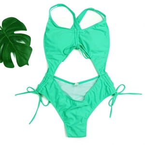 Détail d'un maillot de bain une pièce vert menthe avec découpe et liens coulissants