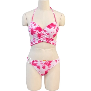 Roze en witte tie-dye bikini set met haltertop en decoratieve ring aan de zijkant