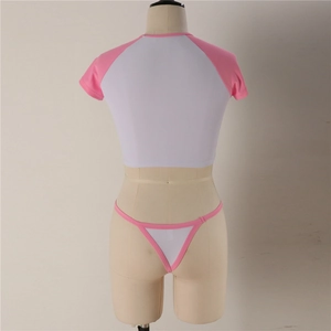 Détail d'un ensemble bikini bicolore blanc et rose avec haut court sur un mannequin