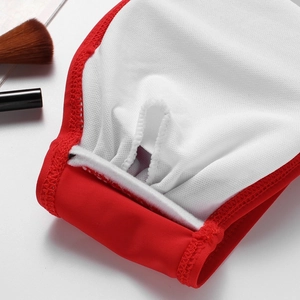 Détail du bas de bikini rouge avec doublure en mesh blanc et coutures de précision