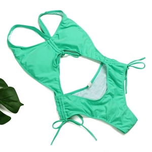 Vue détaillée à plat d'un maillot de bain vert menthe ajouré avec cordons réglables