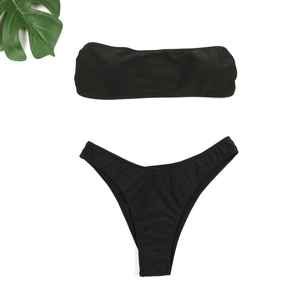 Mise à plat d'un ensemble bikini bandeau noir sans bretelles avec culotte échancrée
