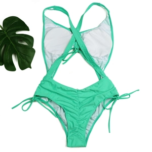 Maillot de bain une pièce vert menthe à découpes avec feuille de palmier tropicale