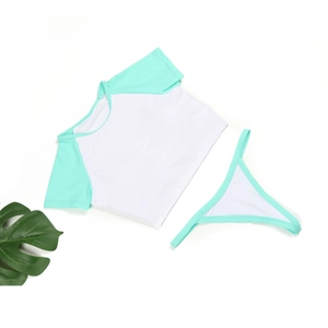 Mise à plat d'un bikini deux pièces avec haut blanc à manches courtes et bas de string menthe