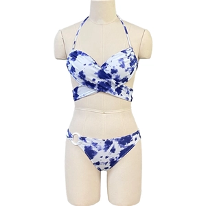 Blauw-witte tie-dye bikini met haltertop en slip met zijring op een etalagepop