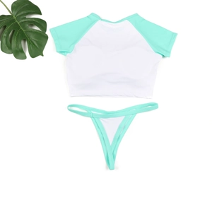 Bikini deux pièces avec un string vert menthe et un haut à manches raglan blanches