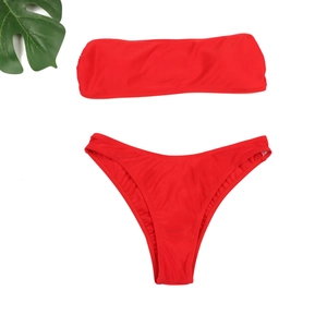 Ensemble bikini bandeau rouge deux pièces à plat avec une feuille verte sur fond blanc