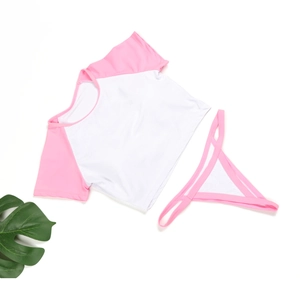 Ensemble bikini rose et blanc à manches courtes avec bas string et feuille de palmier