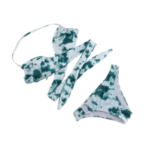 Detail van groen-witte tie-dye bikini met metalen ring-accenten en halternekbandjes