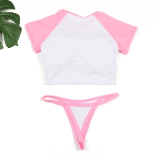 Détail à plat d'un bikini deux pièces rose et blanc avec manches raglan et bas string