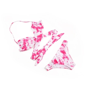 Detail van roze tie-dye bikini met lange taillebanden en decoratieve zijring-accent