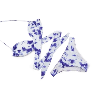 Blauw-witte tie-dye bikini set met decoratieve witte ringdetails op het broekje