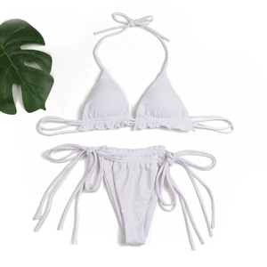 Flachbild von weißem Halter-Bikini-Set mit Rüschenkanten und seitlich gebundenem Höschen
