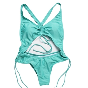Costume intero color verde menta con ritagli, scollo all'americana e coulisse frontale