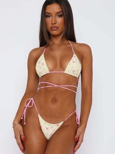 Zweiteiliger Bikini mit Blumendruck, Wickel-Neckholder-Top und seitlich gebundener Hose