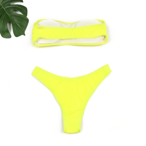 Détail d'un ensemble bikini bandeau jaune fluo avec feuille tropicale sur fond blanc