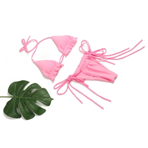 Flachbild von rosa Rüschenbikini-Set mit Bindeband-Hose und tropischem Blattdekor