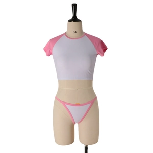 Ensemble bikini deux pièces rose et blanc avec haut court à manches courtes et string