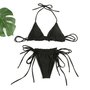 Detailierte Flachlegung des schwarzen Triangel-Bikini-Sets mit seitlichen Bindebändern