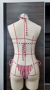 Vue arrière d'un ensemble bikini rayé rouge et blanc avec fermeture à nouer ajustable